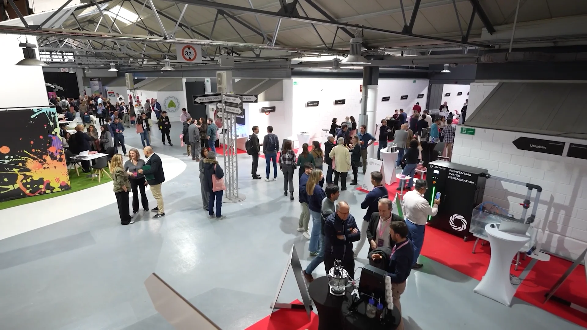 Personas haciendo networking en una edición anterior del CEIN Startup Day