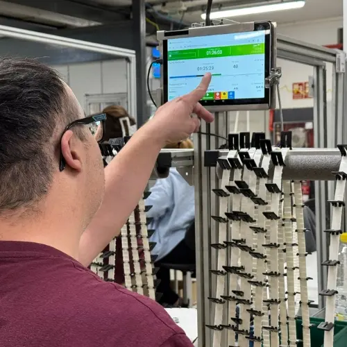 Operarios digitalizando datos de proceso en terminal de planta