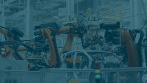 Robots industriales en línea de producción automotriz optimizando tiempos de cambio y disponibilidad de máquinas